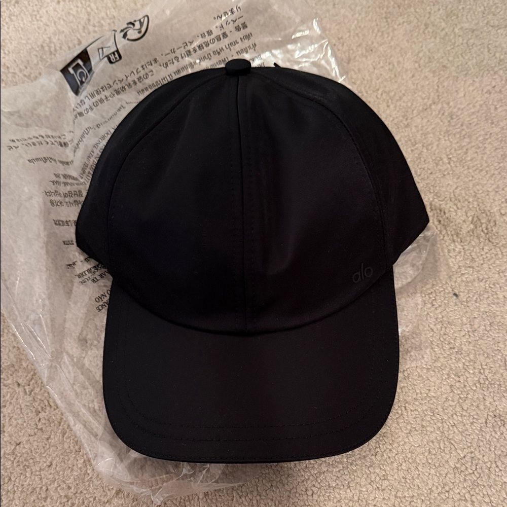 NWT ALO Yoga Sleek Black Hat